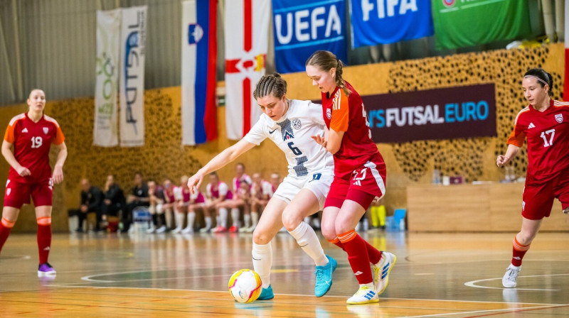 Latvietes pret slovēnietēm telpu futbola laukumā. Foto: Futsal.si