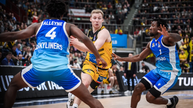 Toms Skuja uzbrukumā. Foto: Sandy Dinkelacker/Eibner/Scanpix