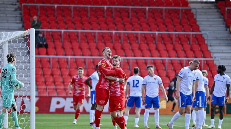 Oskars Vientiess ar komandas biedru pēc vārtu guvuma. Foto: MFK Chrudim