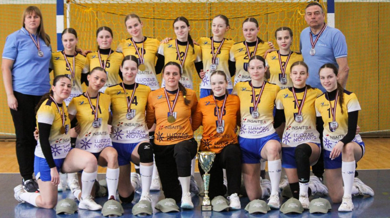Ludzas "SK Latgols" ar čempioņu kausu un zelta medaļām. Foto: SK Latgols
