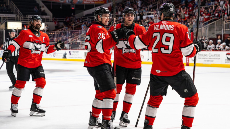 Sandis Vilmanis ar komandas biedriem. Foto: Charlotte Checkers