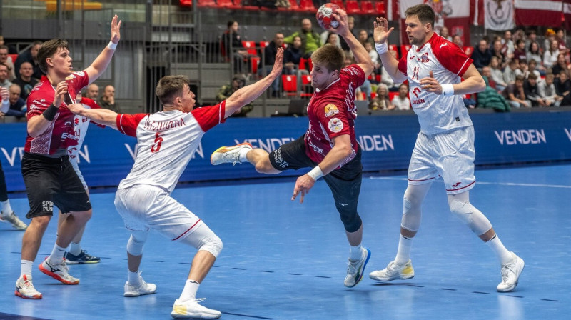 Leonards Valkovskis uzbrukumā cīņā pret Polijas valstsvienību. Foto: Zigismunds Zālmanis/LHF