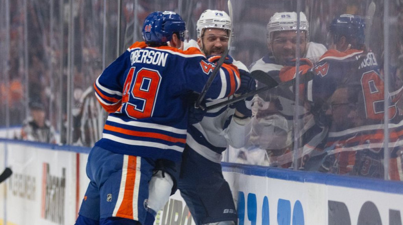 Zemgus Girgensons tiek iestumts bortā. Foto. AP. Scanpix