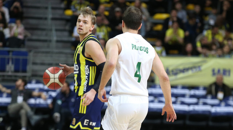 Artūrs Žagars pret Stambulas "Esenler Erokspor" aizsargu Kevinu Pangosu. Foto: Fenerbahçe Beko