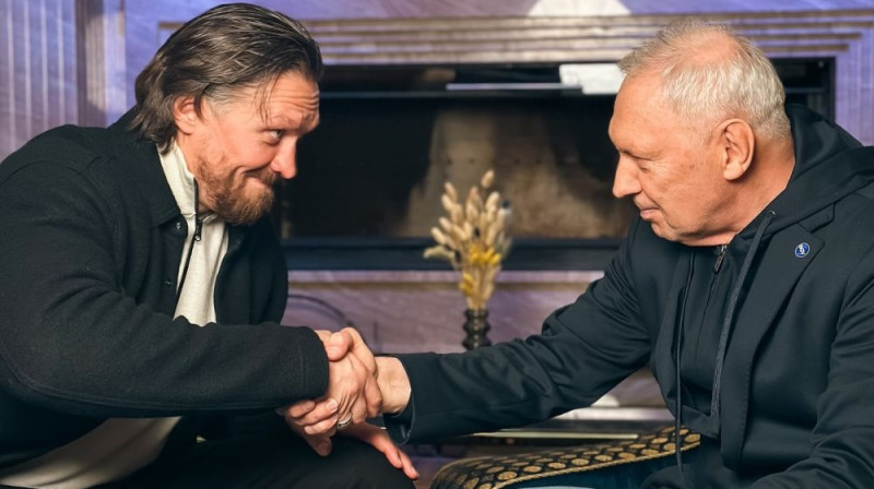 Oleksandrs Usiks (pa kreisi) Foto: Александр Усик/ Facebook﻿