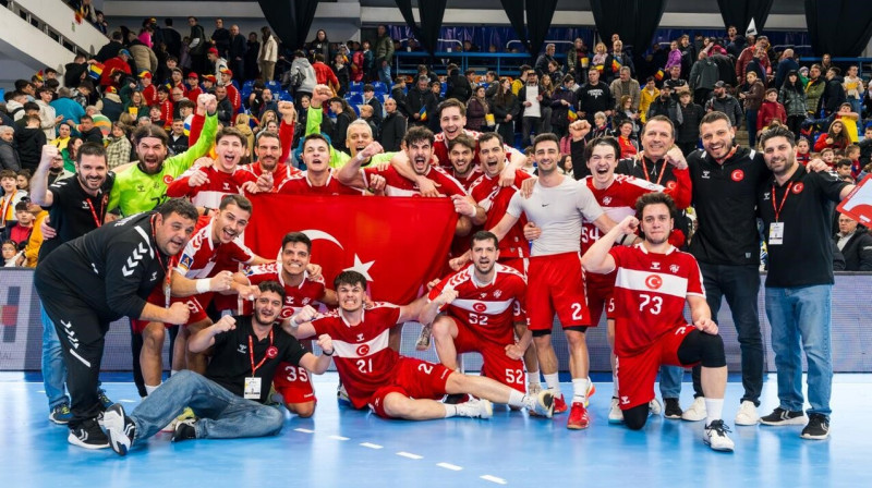 Turcijas valstsvienības handbolisti pēc lielā panākuma Rumānijā. Foto: Türkiye Hentbol Federasyonu
