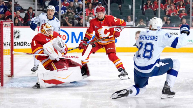Zemgus Girgensons pie pretinieku vārtiem. Foto. AFP. Scanpix