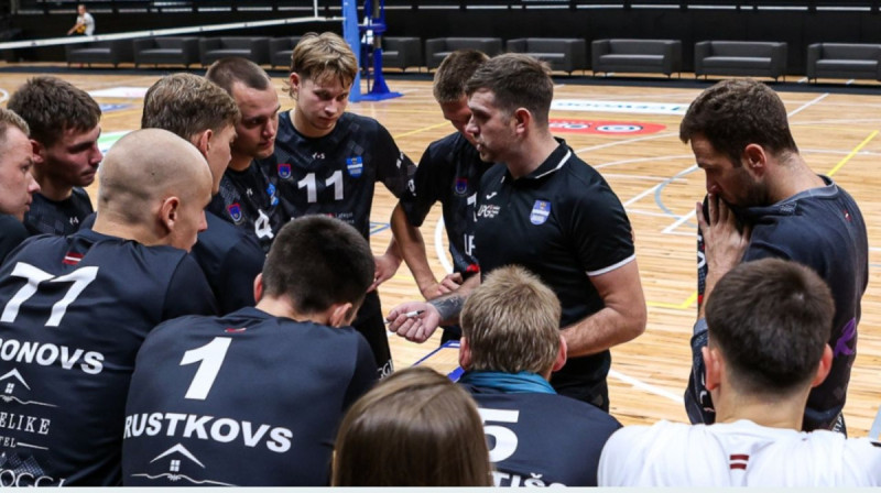 Rihards Puķītis un "Ezerzeme"/DU volejbolisti. Foto: Artūrs Stiebriņš, LVF