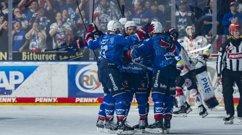 Manheimas "Adler" hokejisti pēc vārtu guvuma. Foto: Stein/Scanpix
