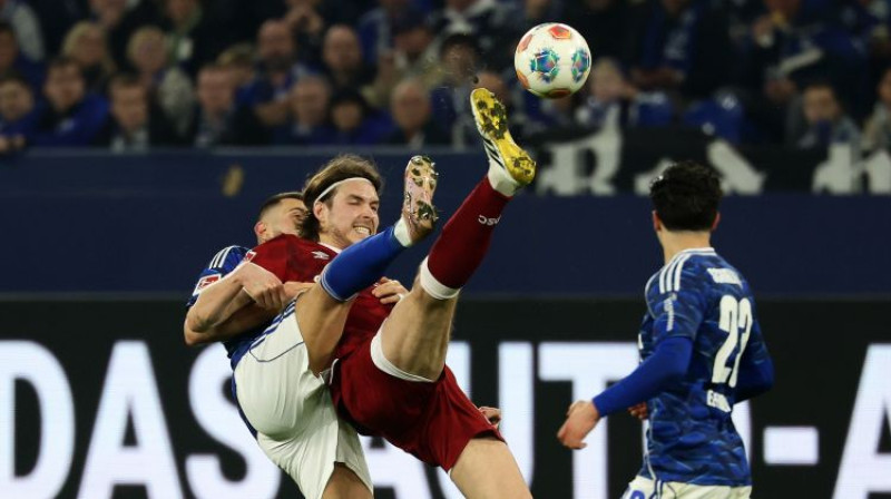 Roberts Uldriķis pret Gelzenkirhenes "Schalke". Foto: picture alliance/Jb-sportfoto/Scanpix