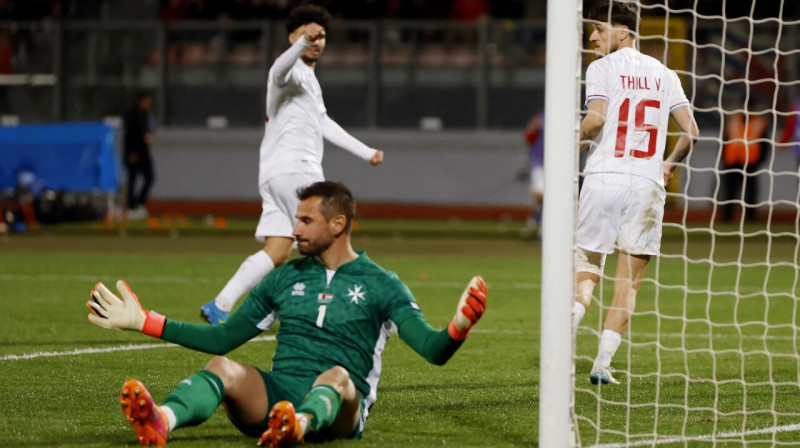 Maltiešu vārtsargs Henrijs Bonello pēc luksemburgieša Vensāna Tila vārtu guvuma. Foto: Darrin Zammit Lupi/Reuters/Scanpix