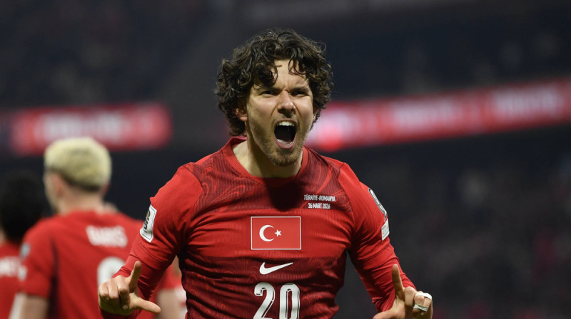 Turcijas izlases aizsargs Ferdi Gilers gūst uzvaras vārtus Pasaules kausa kvalifikācijas turnīra spēlē pret Rumānijas izlasi. Foto:  IMAGO/Alex Nicodim/Scanpix