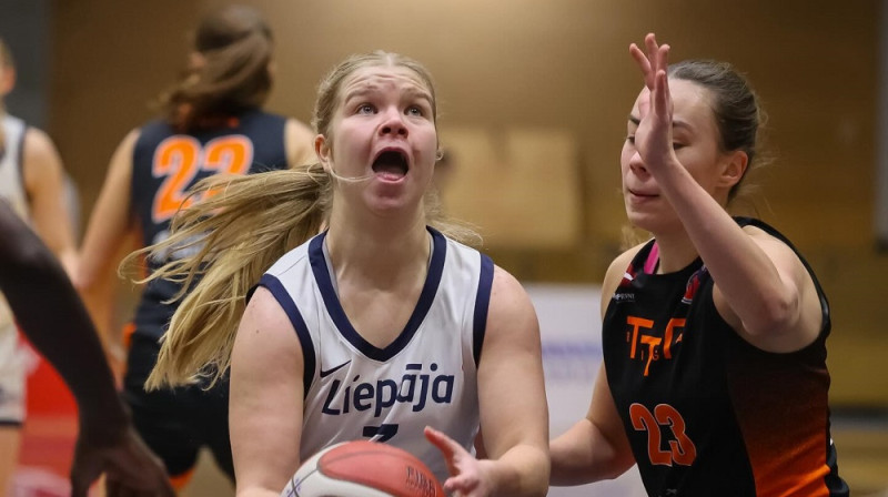 Enija Brokāne un Mila Luzgina. Foto: Ģirts Gertsons