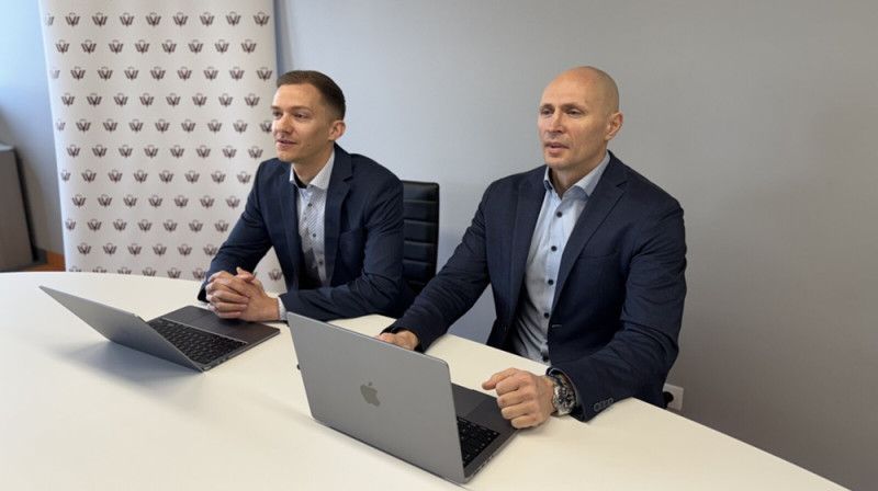 No kreisās: ģenerālsekretārs Lauris Madžuls un prezidents Dmitrijs Miļkēvičs. Foto: LVS.