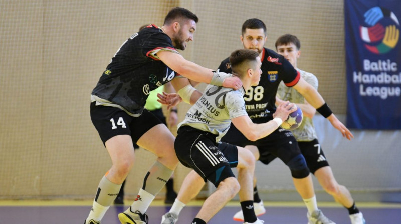 "Tenax Dobele" handbolisti mēģina apturēt "VHC Šviesa" uzbrucējus. Foto: VHC Sviesa