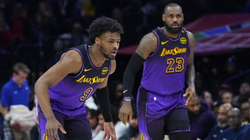 Bronijs un Lebrons Džeimsi. Foto: AP/Scanpix