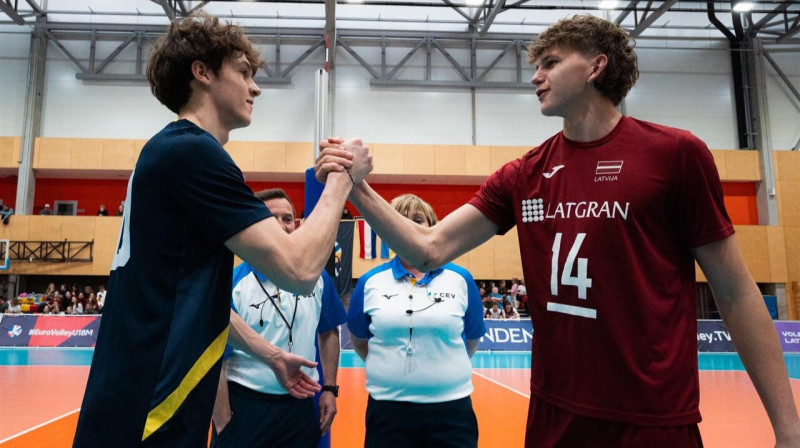 Ukrainas un Latvijas U18 valstsvienību kapteiņi pirms cīņas: Jaroslavs Kraiždans un Tomass Silavs. Foto: CEV