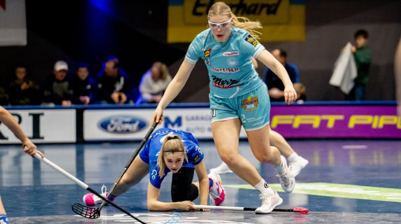 Jūliju Rozīti šoreiz nespēja apturēt nekādi šķēršļi, foto: Fabrice Duc, Swiss Unihockey