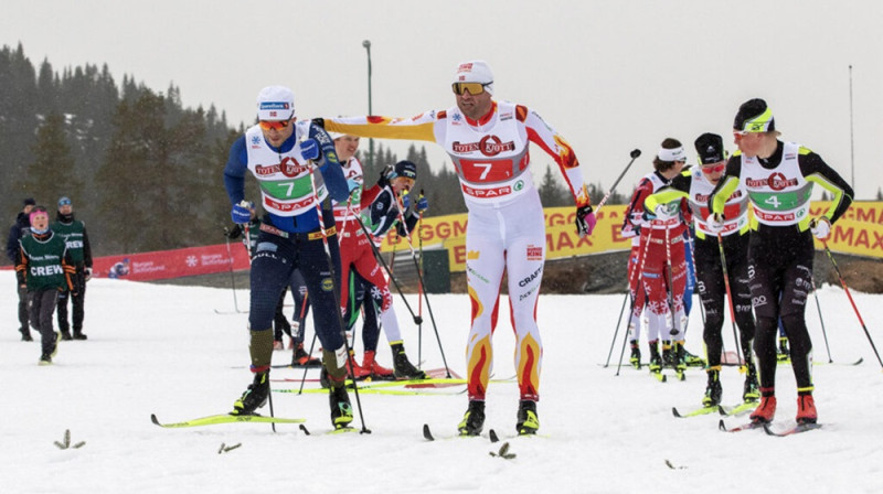 Peters Nortugs nodod stafeti brālim Evenam. Foto: NSF.