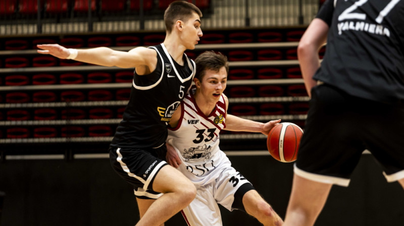 Markuss Toms aizsardzībā pret Jēkabu Niedru. Foto: RSU