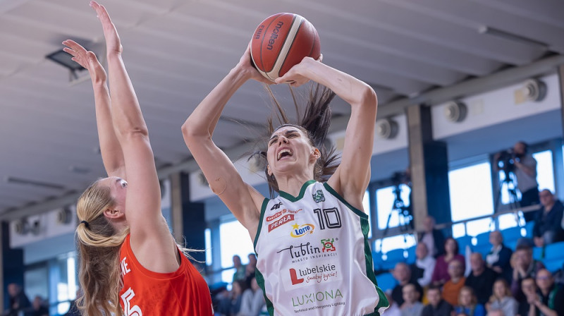 Digna Strautmane aizsardzībā pret Draganu Stankoviču. Foto: Basket Liga Kobiet