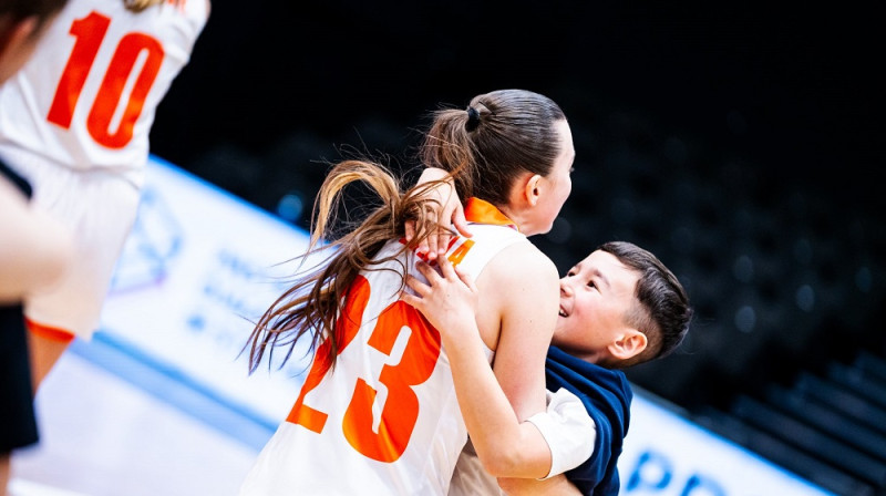 Mila Luzgina ar brāli 2026. gada 3. aprīlī. Foto: Kamile Linkevičiūte