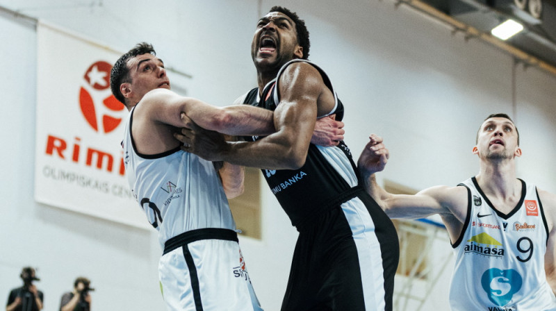 Omars Pajičs cīņā ar Brendonu Hafmenu. Foto: Mārtiņš Goldbergs/VEF Rīga