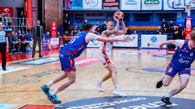 Aigars Šķēle piespēlē. Foto: Patryk Przyborowski