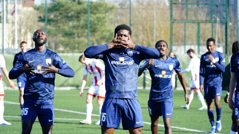 Rostands Ndžikī (vidū) Foto: Margarita Vigule