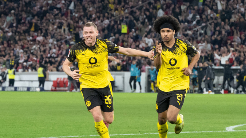 Dortmundes "Borussia" futbolisti Karim Adejemi un Julians Riersons svin vārtu guvumu. Foto: Wolfgang Frank/IMAGO/Eibner/Scanpix