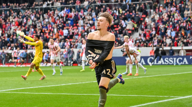 "Bayern" uzbrucējs Lenarts Karls svin uzvaras vārtu guvumu. Foto: IMAGO/Eibner/Scanpix