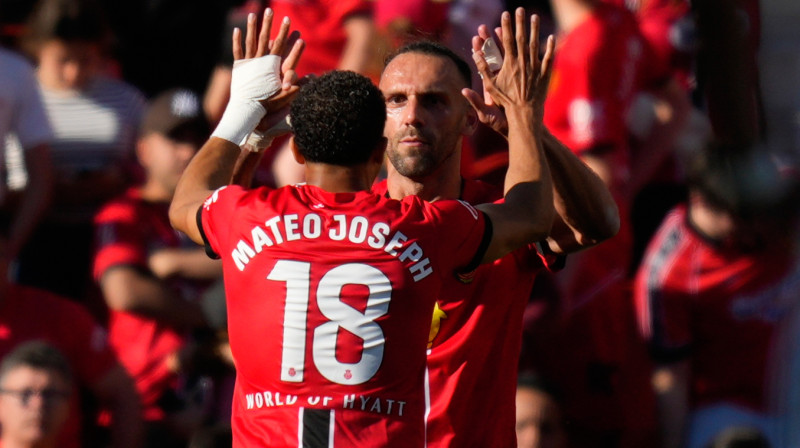 "Mallorca" futbolisti Vedats Muriči un Mateo Džozefs svin uzvaru pret Madrides "Real". Foto: AP Photo/Jose Breton/Scanpix