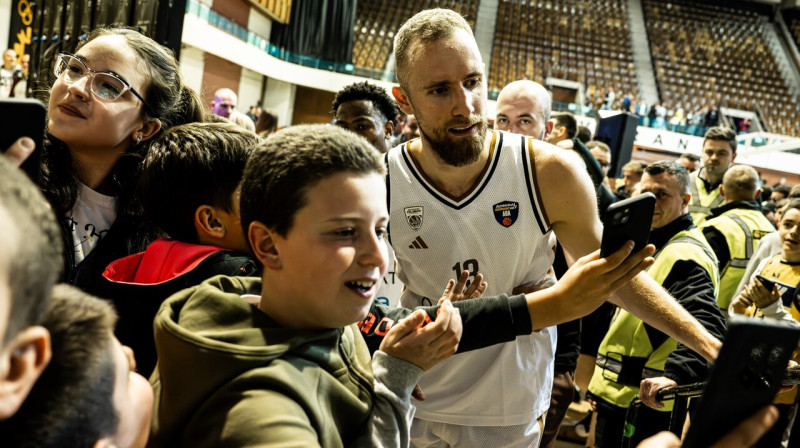 Dubaijas kluba vilcējspēks Džanans Musa ar jaunajiem bosniešu basketbola līdzjutējiem Sarajevā. Foto: Dubai Basketball