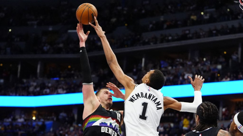 Nikola Jokičs un Viktors Vembanjama. Foto. AP. Scanpix