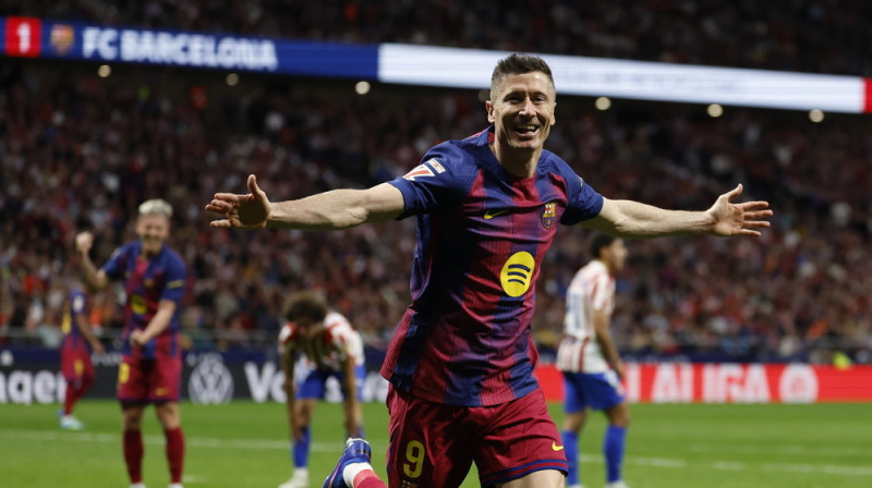 "Barcelona" uzbrucējs Roberts Levandovskis svin vārtu guvumu spēlē pret Madrides "Atletico". Foto: EPA/Mariscal/Scanpix