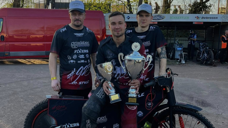 Oļegs Mihailovs un viņa mehāniķi ar kausiem Debrecenā.