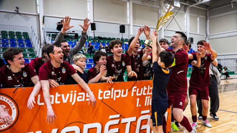 Maksims Seņs ar čempionu kausu. Foto: LFF