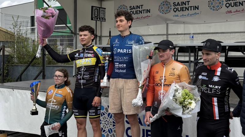 Ģirts Harkins (otrais no kreisās) izcīna otro vietu Francijas kausa sacensībās
Foto: Publicitātes