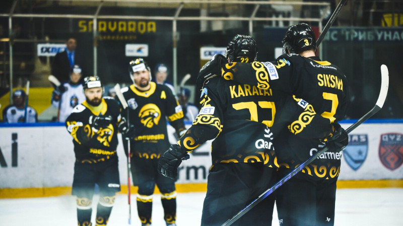 Edgars Siksna ar komandas biedriem. Foto: pro.ligasy.kz