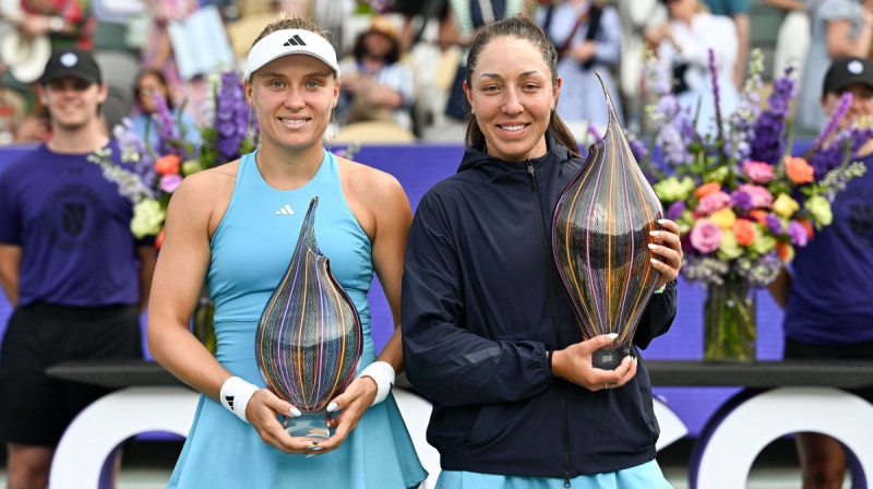 Jūlija Starodubceva un Džesika Pegula. Foto: Credit One Charleston Open