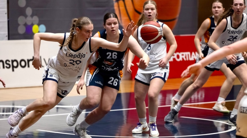 Evelīna Glāziņa un Evelīna Bondare. Foto: Ģirts Gertsons