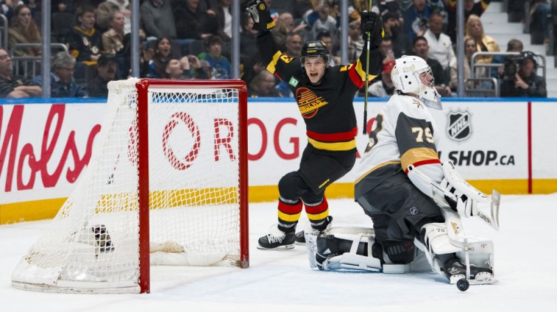 Teodors Bļugers pēc kolēģa vārtu guvuma Foto: RC/Scanpix
