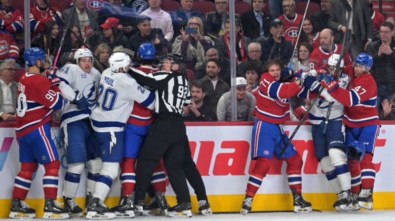 Tampas un Monreālas hokejisti izvicina dūres. Foto. AP. Scanpix