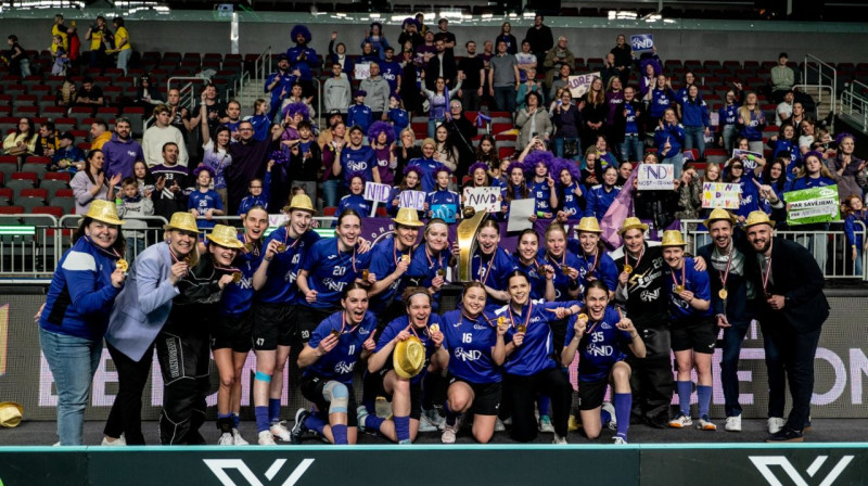 Rīgas "NND/RJTC" ar čempioņu kausu un zelta medaļām. Foto: Jānis Lārmanis, LFS