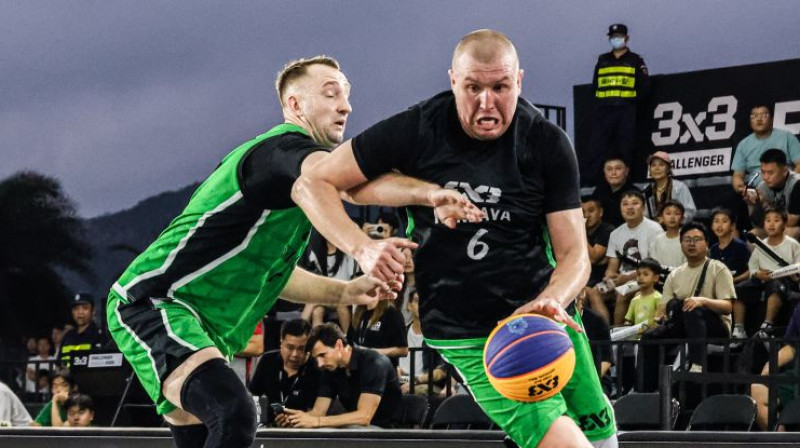 Edgars Krūmiņš pret Rihardu Kuksiku. Foto: FIBA