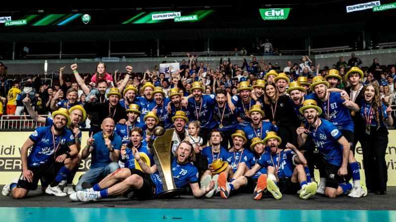 Cēsu "Lekrings" ar čempionu kausu. Foto: Jānis Lārmanis, LFS