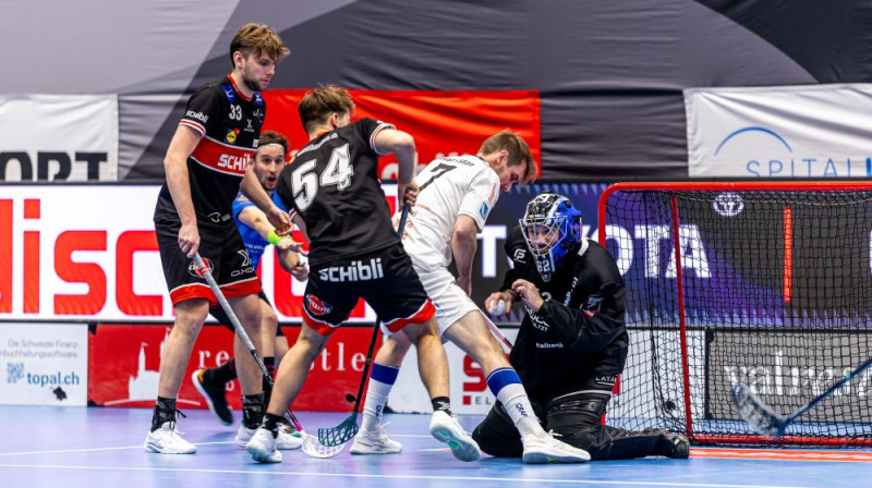 Daniels Jānis Anis (#33) cīņā par pozīciju, foto: Swiss unihockey