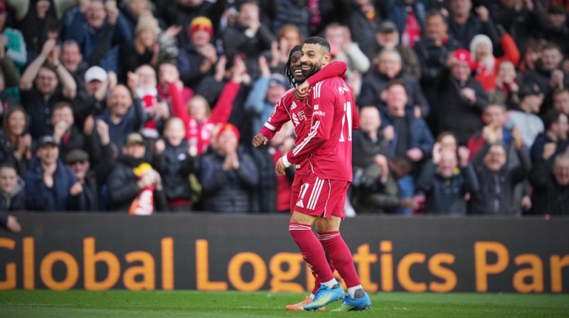 Džeremijs Frimpongs un Mohameds Salāhs, Foto: AP/Jon Super/Scanpix