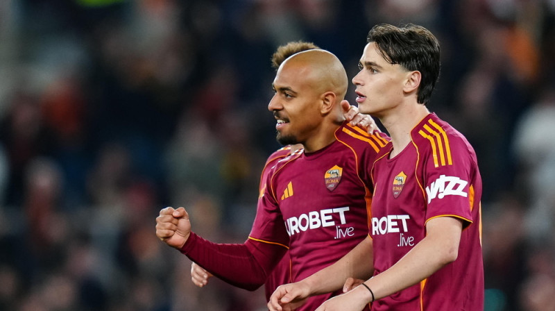 "AS Roma" uzbrucējs Donjels Malens svin vārtu guvumu spēlē pret "Pisa". Foto: EPA/GIUSEPPE MAFFIA/Scanpix