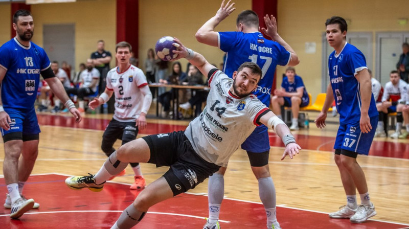 Ogrēniešu vārtiem uzrūk dobelnieks Antons Šuleiko. Foto: Zigismunds Zālmanis / ZRHK Tenax Dobele